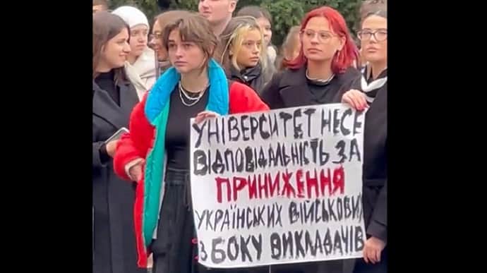 Студенты Львовской политехники вышли на протест с требованием уволить Фарион