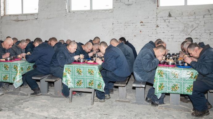 Сами готовят, работают и читают на украинском: СМИ показали, как живут российские пленные в колонии