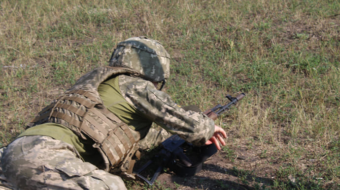Боевики тяжело ранили украинского военного в зоне ООС