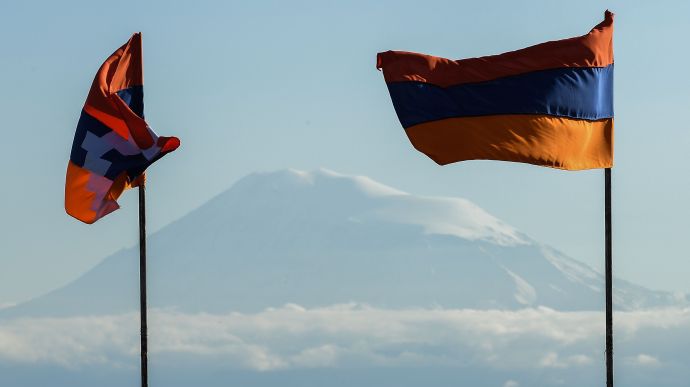 Вірменія звинуватила Азербайджан у наступі в Карабаху і просить допомоги в миротворців РФ