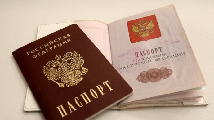 Forced passportization in Kherson Oblast: Russians threaten locals with deportation