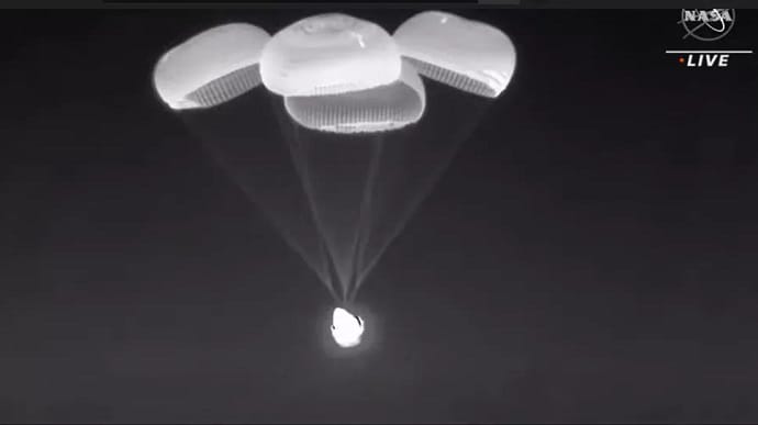 Полгода в космосе: четверо астронавтов миссии SpaceX вернулись на Землю