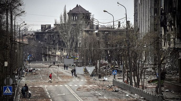 Russians take away building materials from destroyed houses from Mariupol