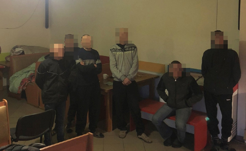 В Житомирской области держали в рабстве мужчин: угнетали и отобрали документы