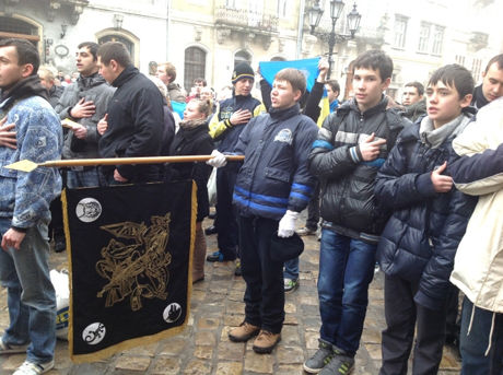 Львовяне исполнили гимн Украины. Фото Zaxid.net