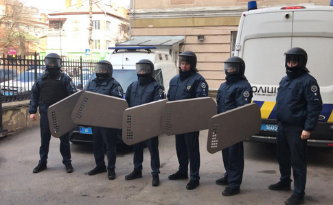 На суде по нападению на Жмеринский горсовет произошло столкновение, распылили газ