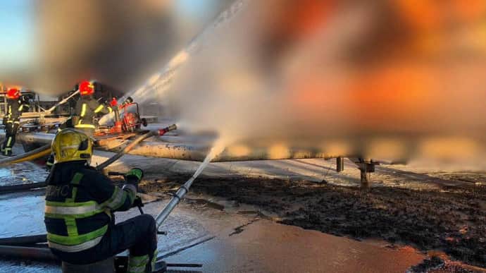Вранці загасили пожежу на Львівщині після нічної атаки РФ