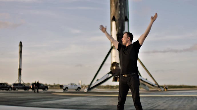 Первый эксплуатационный полет SpaceX Crew Dragon состоится 14 ноября. Ракета уже на космодроме