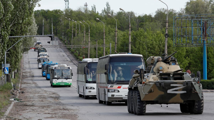 З Азовсталі виїхало мінімум 7 автобусів з українськими захисниками під наглядом росіян – Reuters