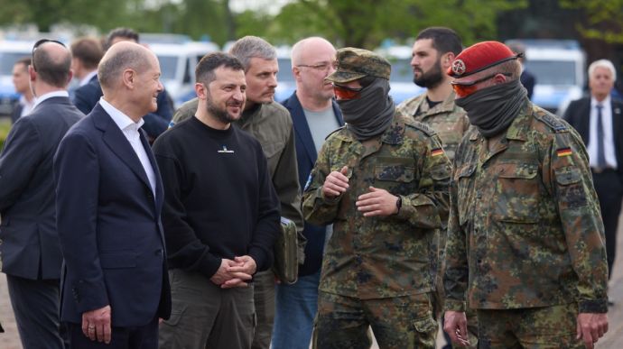 Зеленський і Шольц відвідали військову базу, де навчаються українські воїни
