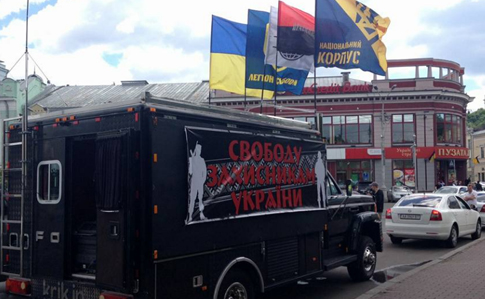 80 машин националистов едут к дому Порошенко требовать амнистии