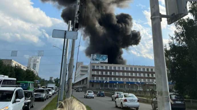 В российском Екатеринбурге масштабный пожар на предприятии, производящем электронику для ракет