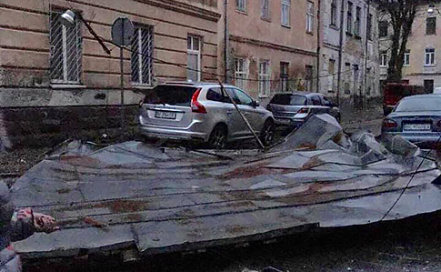 У Львові вітром зірвало дах будинку, ДСНС попереджає про буревії