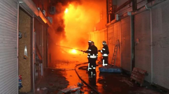 Барабашово у Харкові: рятувальники намагаються не пустити вогонь на будинки