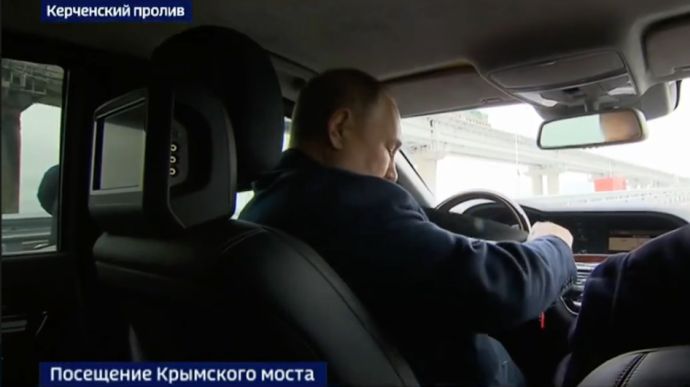 Пєскову довелося виправдовувати Путіна, який проїхався на Mercedes