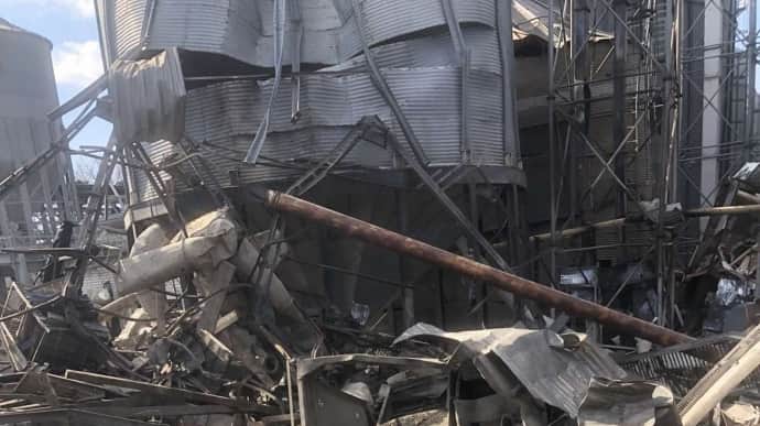 Russians hit grain elevator in Dnipropetrovsk Oblast