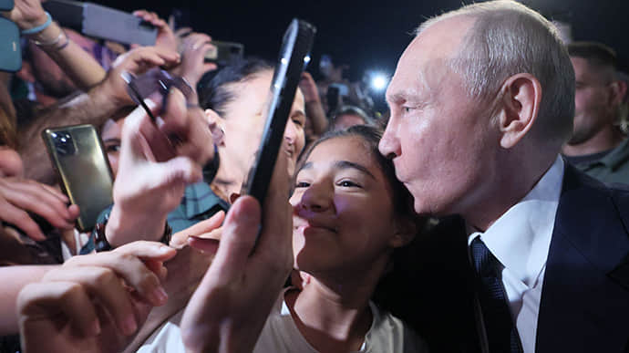 Путин вышел к ошалевшей толпе в Дербенте, внезапно забыв о ковиде
