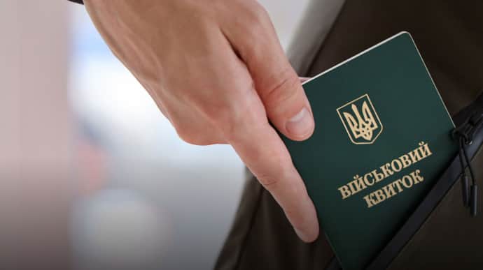 Хотів утекти і випав з 3-го поверху – у ТЦК розповіли про травмованого на Харківщині