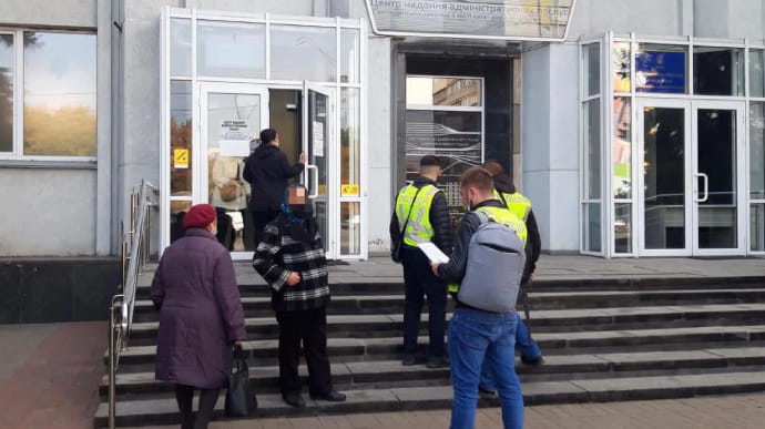 Розкрадання на ремонті ліфтів: силовики прийшли з обшуками в Святошинську РДА