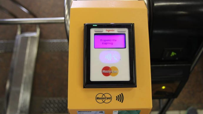 У столичному метро збій: не працює оплата проїзду банківською карткою