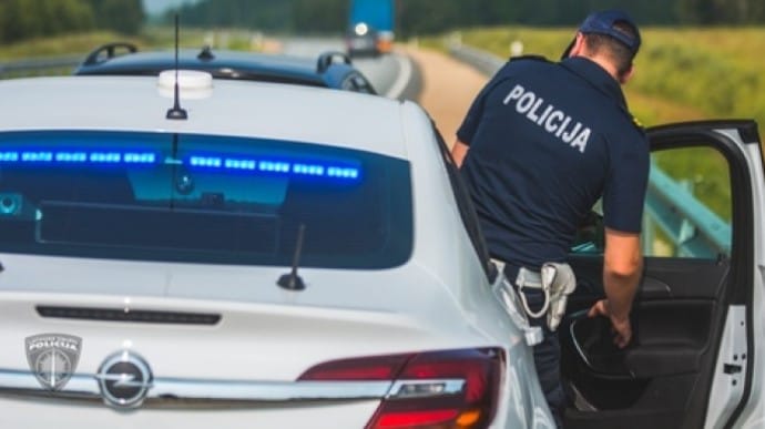В Латвии нарушитель комендантского часа взорвал авто, есть раненые