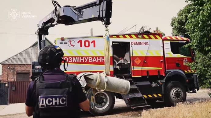 Bomb disposal experts defuse 250-kilogram air bomb in Donetsk Oblast's Kostiantynivka – video