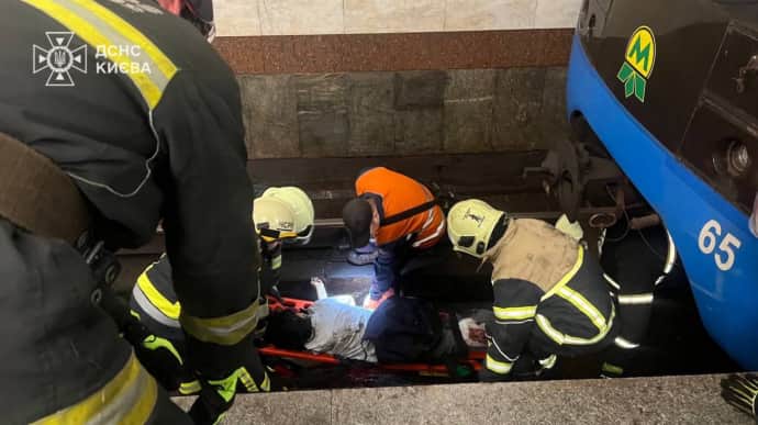 В Киеве из-под вагона метро достали тело погибшей женщины