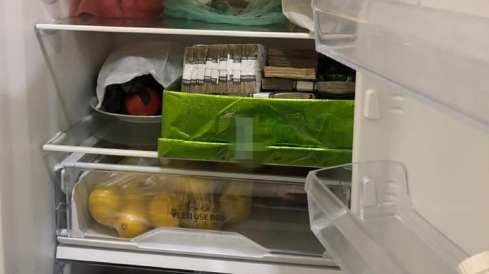 Мільйон, а поруч лимон: СБУ знайшла чорну готівку в холодильнику керівників УЗ