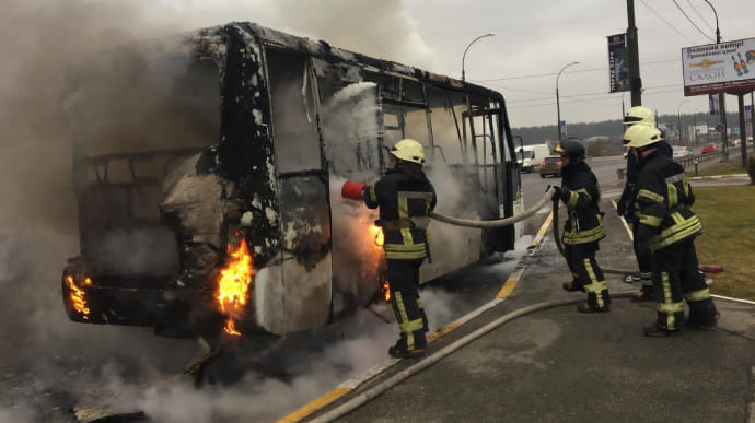 В Ирпене на ходу загорелась маршрутка с пассажирами