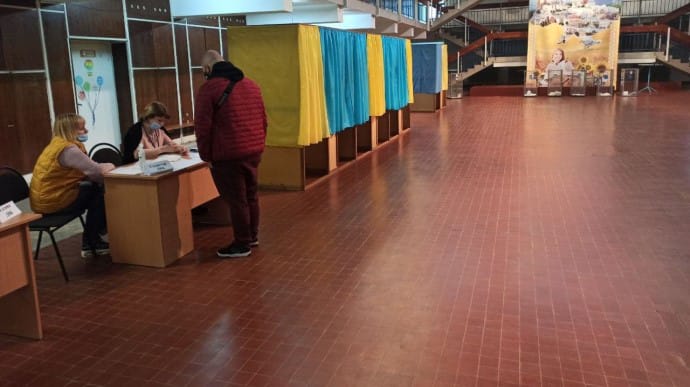 Выборы в Раду на двух округах: ЦИК обнародовала явку на 12:00