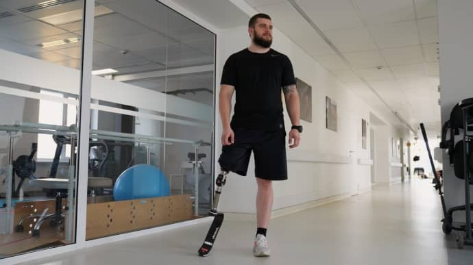 Во Львове медики осуществили мечту раненого защитника: он снова может бегать