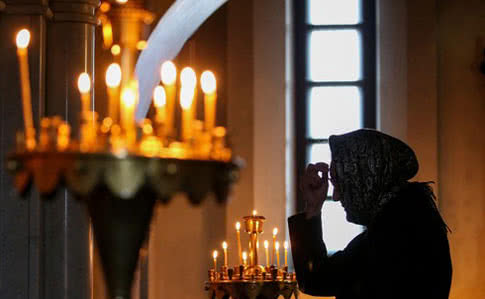 Жінка, яка продавала у церкві свічки, заразила парафіян Covid-19: усе село закрили