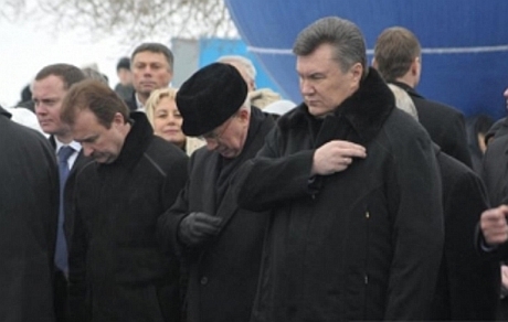 Як відомо, прем`єр Микола Азаров під час Хрещення не знімав шапку