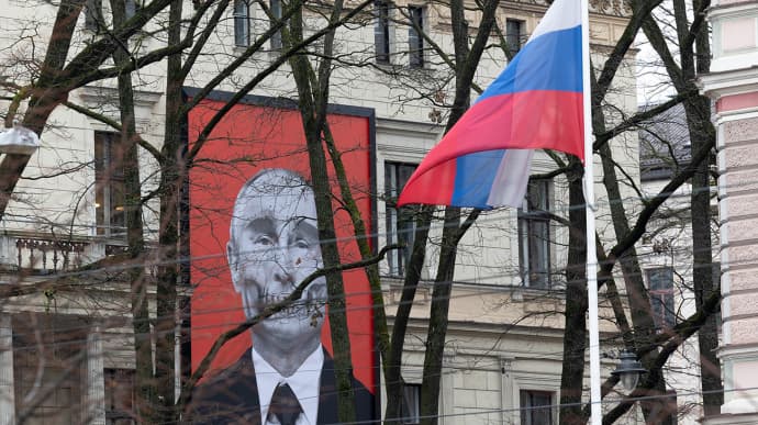 Возле российского посольства в Риге неизвестные сорвали плакаты в поддержку Украины