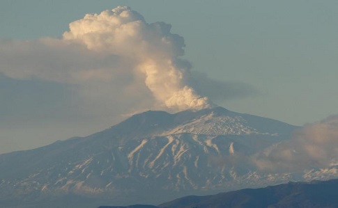 В Італії знов фіксують виверження вулкану. Влада закрила небо