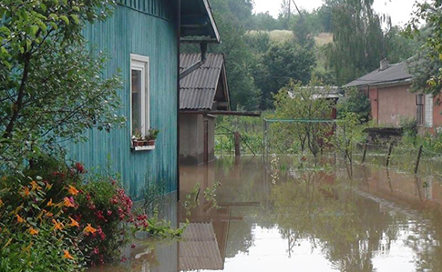 На Прикарпатье затопило дома и дворы