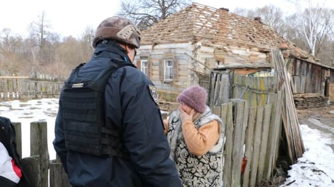 Police evacuate elderly couple whose house was destroyed by Russia from Chernihiv Oblast – photo