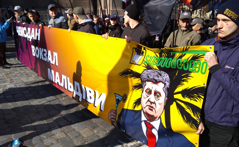 В центре Киева колонна националистов идет пикетировать Кабмин, Раду и Банковую