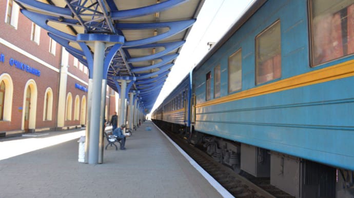 Укрзализныця возобновляет курсирование поездов в Закарпатье