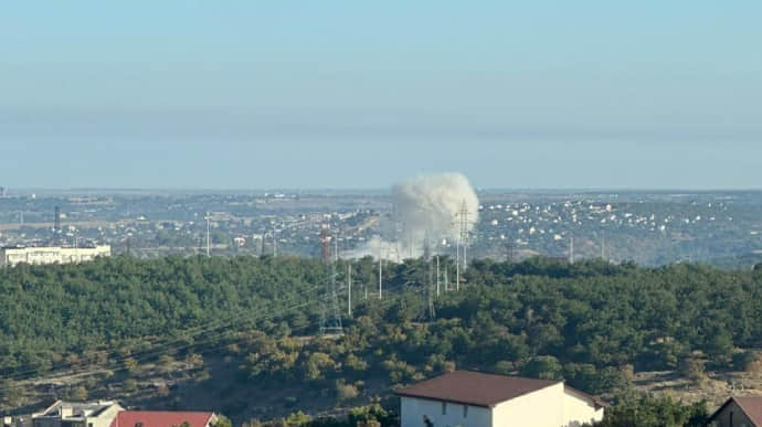У Севастополі вибухи, з неба падають уламки ракети - окупанти