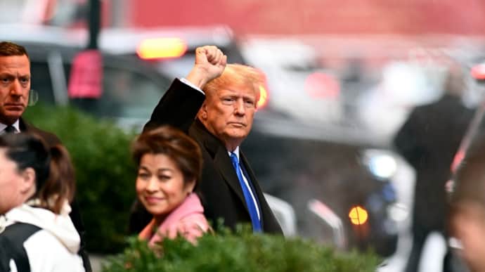 Трамп увеличил отрыв от Байдена в опросе избирателей - Reuters