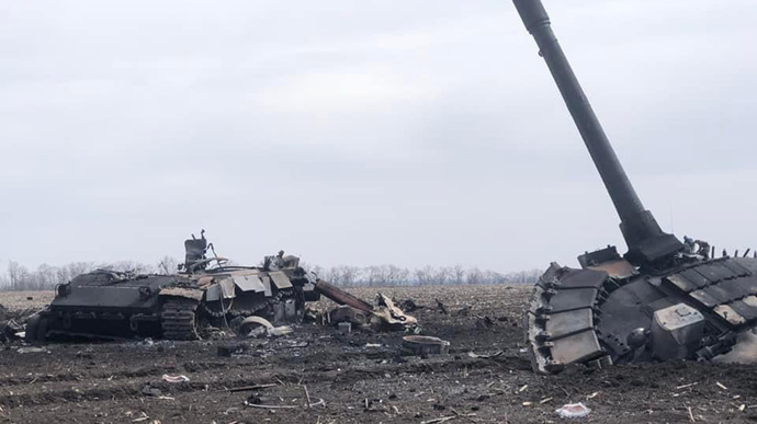 Donbas: Ukrainian defenders destrooy 4 Russian tanks and 10 armoured vehicles