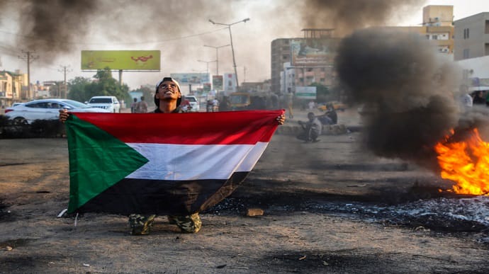 Во время массовых протестов в Судане военные убили не менее трех человек