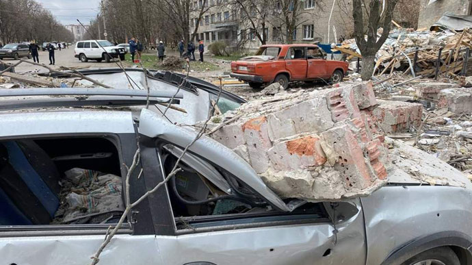 Росіяни вдарили ракетами по Слов’янську: 2 загиблих і 29 поранених, іде розбір завалів 
