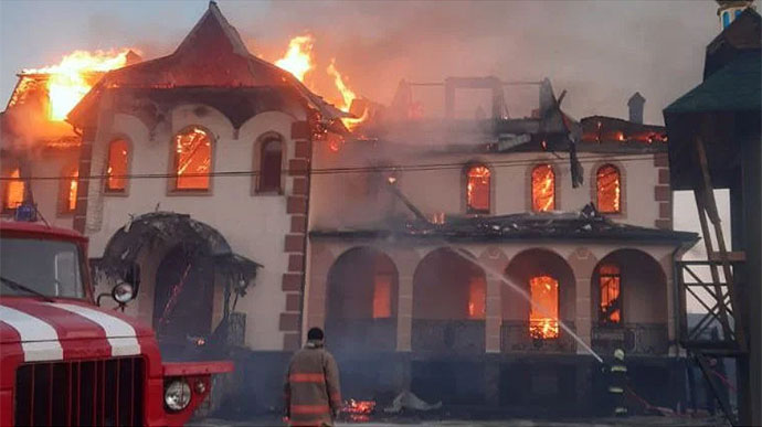 На Буковине горела церковь УПЦ МП, полиция говорит о поджоге 