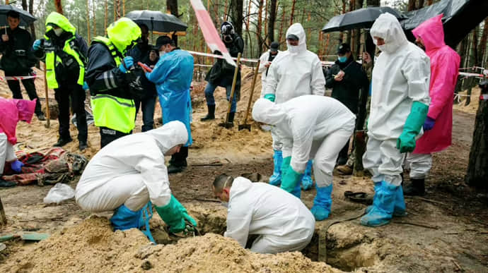 Масове поховання в Ізюмі: правоохоронцям не вдалося опізнати 57 тіл 