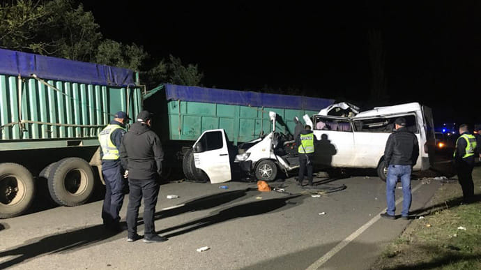 Мікроавтобус і дві фури зіткнулись на Миколаївщині: 4 загиблих 