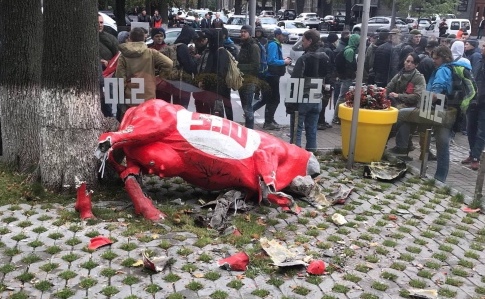 В Киеве разбили корову под офисом Балашова