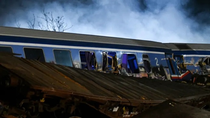 У Греції зіткнулися пасажирський та вантажний потяги, десятки загиблих і травмованих