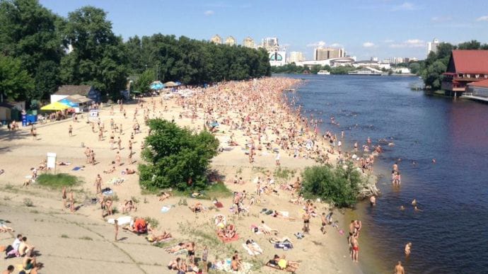 На десяти київських пляжах заборонили купатися